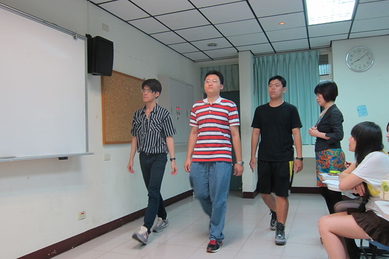 Image:同學練習走路姿態.jpg