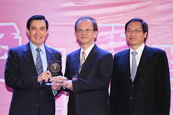 《焦点要闻》enews277  本校刘景宽校长荣获104年度「台湾医疗典范奖